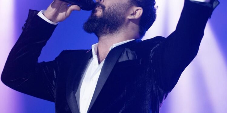 A Hardi Salami singer soon gonna perform with Drake  in dubai.